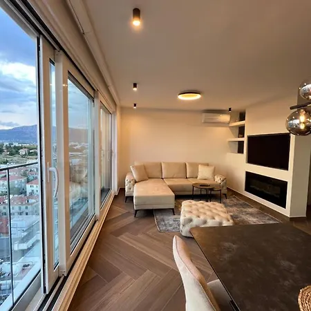 Apartment Touch The Sky Split Exterior photo