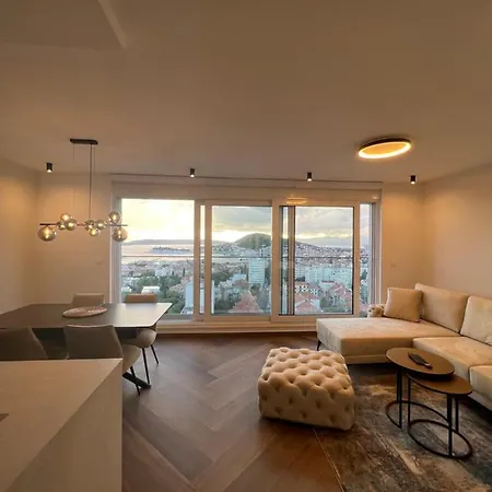 Apartment Touch The Sky Split Exterior photo