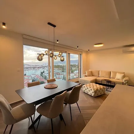 Apartment Touch The Sky Split Exterior photo